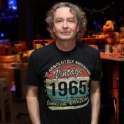 Zu sehen ist der Künstler Thomas Strobl